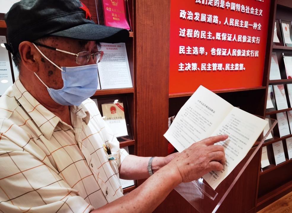 夏云龍給記者展示國(guó)歌法修改的內(nèi)容。人民網(wǎng)記者 唐小麗攝