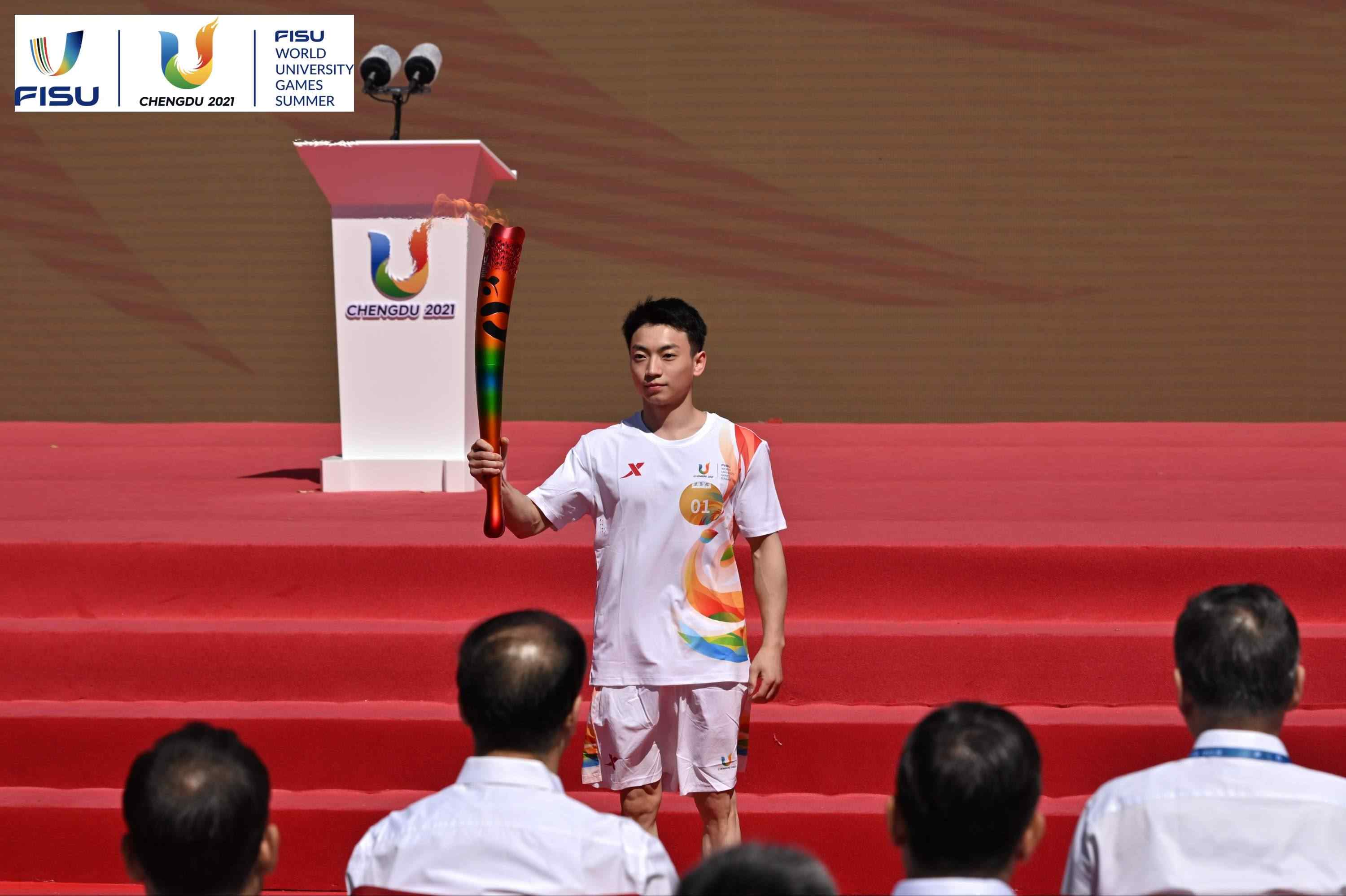 成都大運(yùn)會(huì)火炬手、奧運(yùn)冠軍鄒敬園高舉火炬。 圖片來源：成都大運(yùn)會(huì)執(zhí)委會(huì)供圖