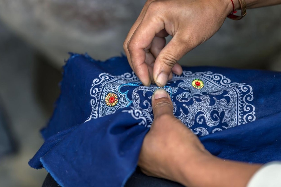 在貴州省黔西市新仁苗族鄉(xiāng)化屋村，村民在制作苗繡。新華社記者 范暉 攝