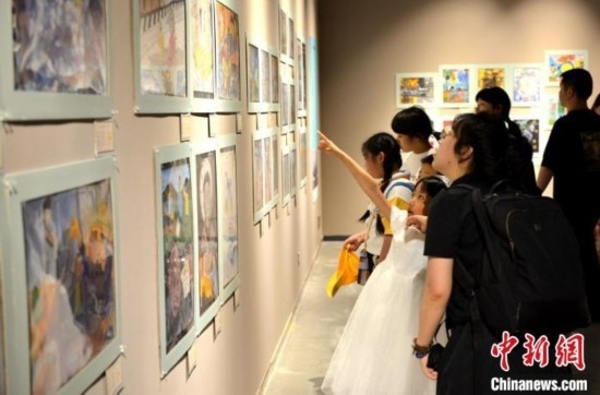 圖為家長帶著孩子參觀展覽。呂明 攝