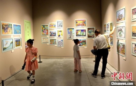 圖為家長帶著孩子參觀展覽。呂明 攝