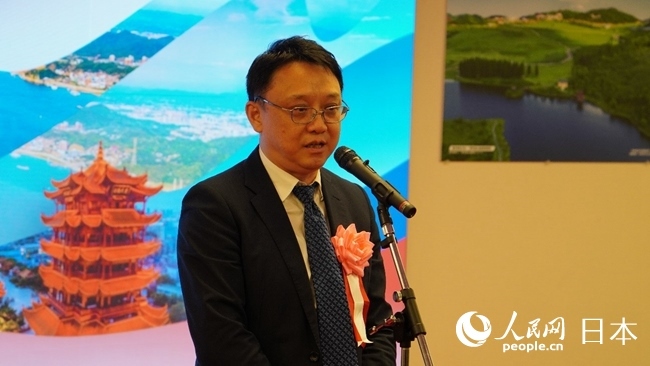 （圖片說明：東京中國(guó)文化中心主任羅玉泉致辭。人民網(wǎng)滕雪 攝）