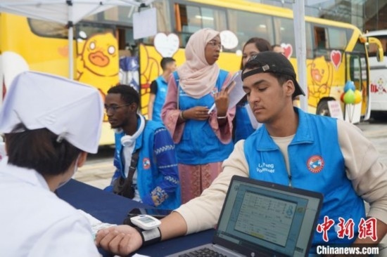 6月13日，在第20個世界獻(xiàn)血者日前夕，20名在贛留學(xué)生組團(tuán)前往血站獻(xiàn)血。吳迪 攝