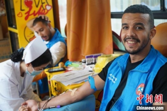 6月13日，在第20個世界獻(xiàn)血者日前夕，20名在贛留學(xué)生組團(tuán)前往血站獻(xiàn)血。吳迪 攝