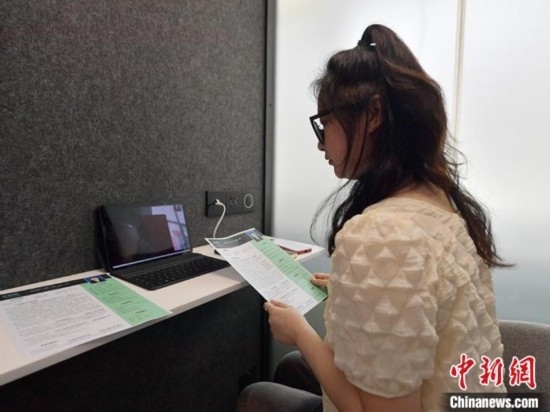 學(xué)生通過(guò)“云面試空間”進(jìn)行求職面試。劉棟 攝