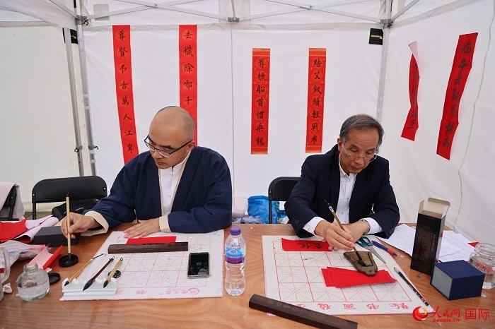 活動(dòng)現(xiàn)場的中國書法展示。人民網(wǎng)記者 邢雪攝