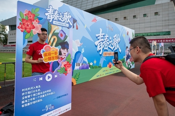 學生在市集打卡拍照。人民網(wǎng)記者 翁奇羽攝