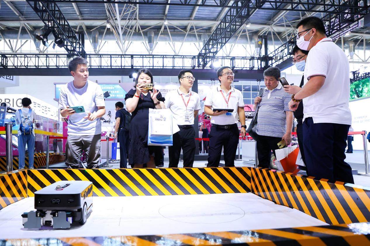 講解員向觀眾介紹智能劃線機(jī)器人。來(lái)源：受訪方供圖