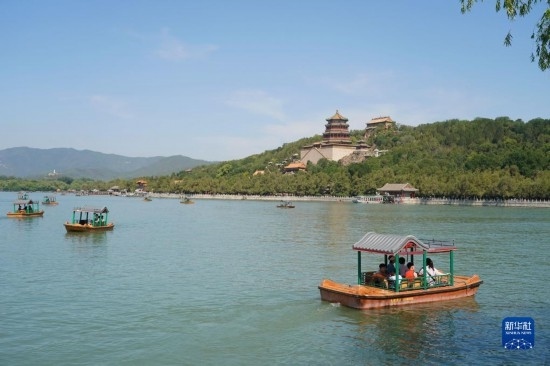 6月22日，游人在北京頤和園乘坐游船。新華社記者 任超 攝