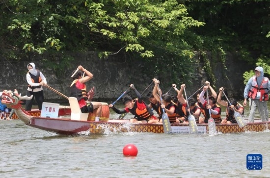 6月23日，在江蘇省宜興市舉行的龍舟競渡賽中，參賽選手們奮力拼搏。
