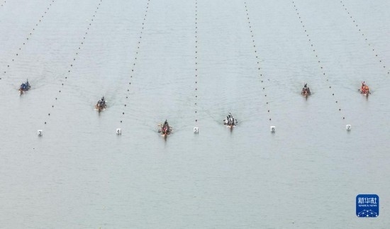 6月23日，在江蘇省泰州市水上運動訓(xùn)練基地，人們參加龍舟比賽（無人機(jī)照片）。