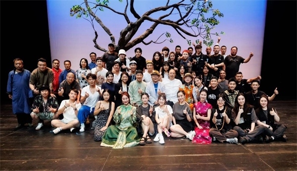 《斷金》百場演職人員合影。龍馬社供圖