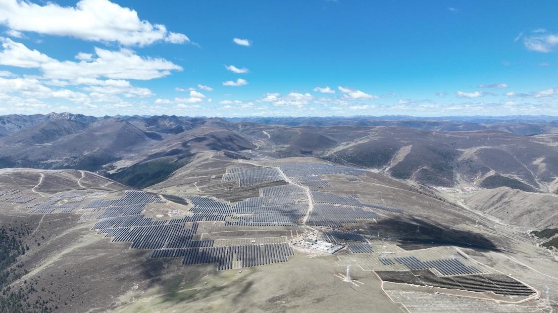 航拍雅礱江柯拉一期光伏電站。受訪者供圖