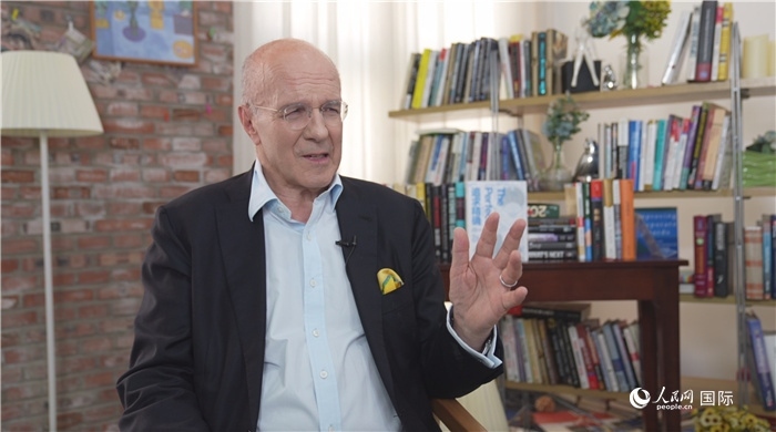 西蒙·溫切斯特接受人民網(wǎng)采訪。人民網(wǎng)記者 劉寧攝