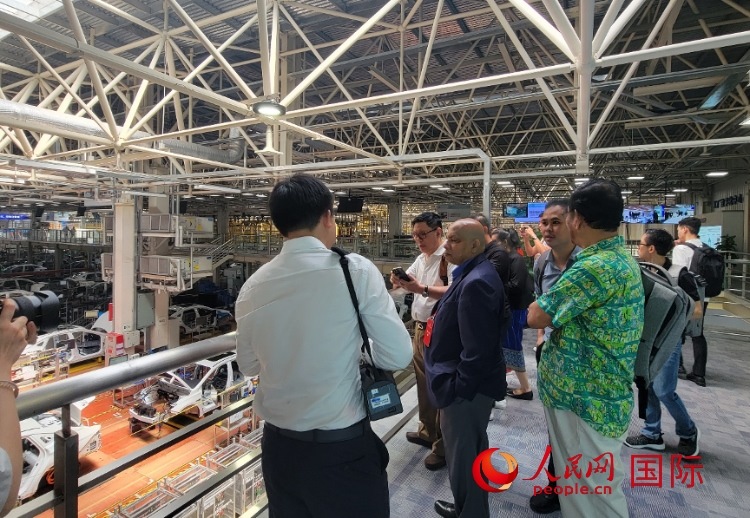 外媒記者在廣汽埃安車間參觀。人民網(wǎng) 寧玉瑛攝