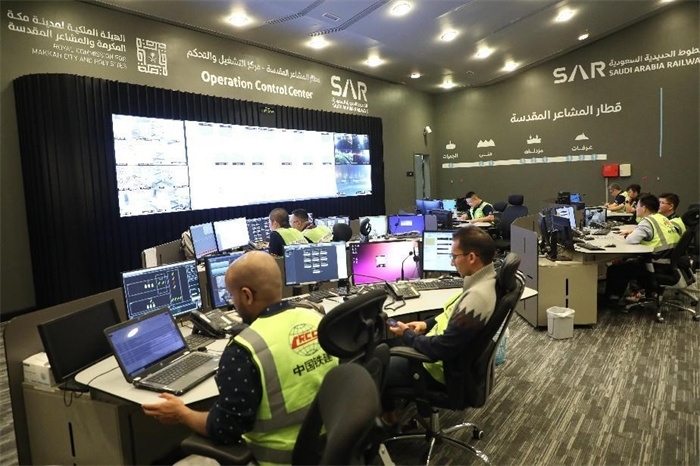 中外工作人員在控制室工作。中國鐵建供圖