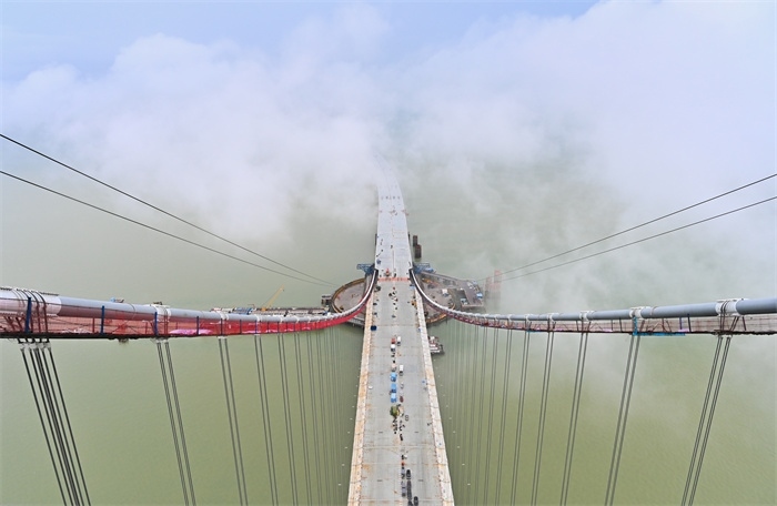 從270米高塔俯瞰深中通道伶仃洋大橋施工現(xiàn)場。（中交集團(tuán)供圖）