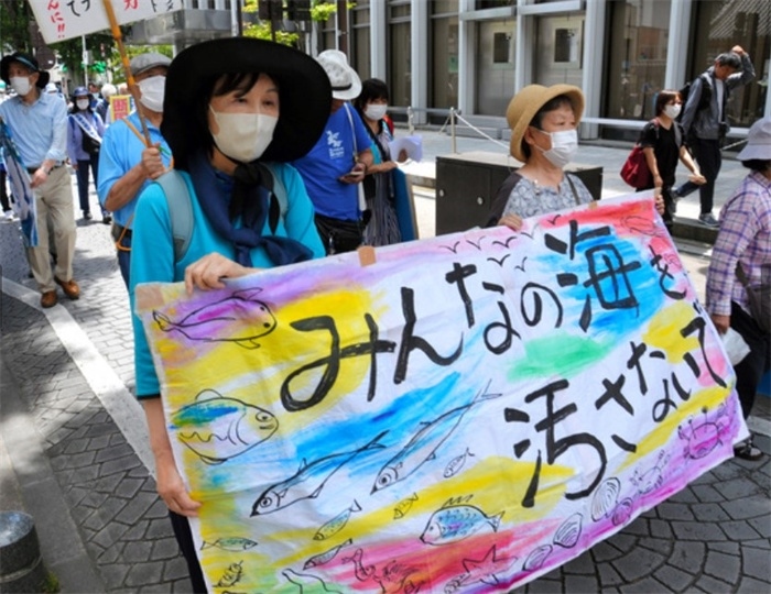 2023年6月20日，日本民眾在福島縣政府周圍舉行抗議活動，強(qiáng)烈反對核污水排海計劃，呼吁保護(hù)漁業(yè)資源。圖片來源：《朝日新聞》