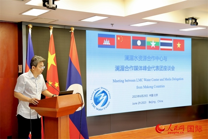 由瀾湄六國有關(guān)部門及主流媒體等組成的采訪團與中方代表在瀾湄水資源合作中心舉行座談會。水利部國際合作與科技司副司長、一級巡視員、瀾湄水資源合作聯(lián)合工作組中方組長李戈發(fā)表講話。（人民網(wǎng) 李世奇攝）