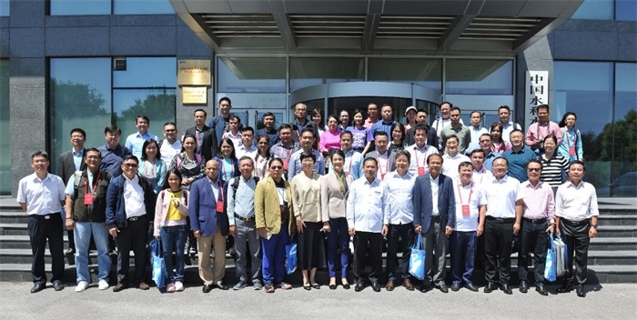 由瀾湄六國有關(guān)部門及主流媒體等組成的采訪團與中方代表在瀾湄水資源合作中心門口合影。（瀾湄水資源合作中心供圖）