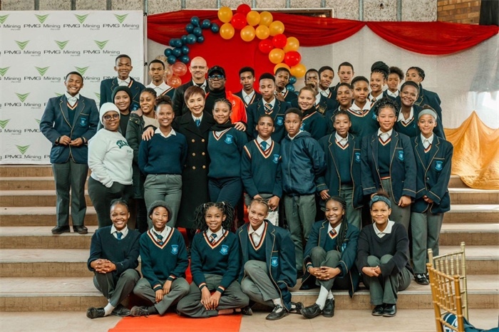Blinkklip高中的學(xué)生們。（圖片來(lái)源：廣西大錳南非PMG礦業(yè)有限公司）