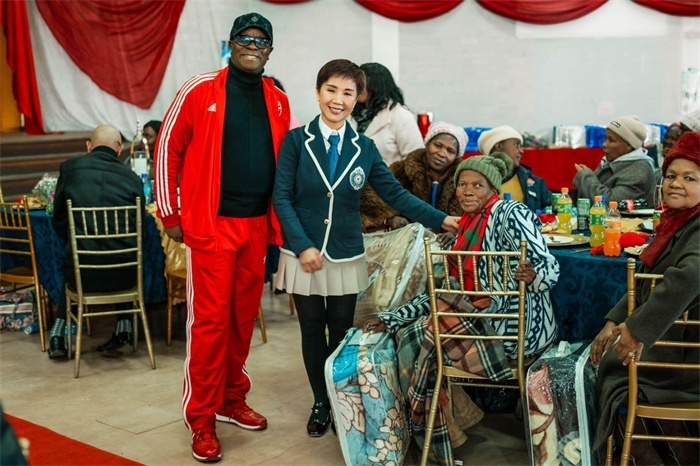 Micheal Mohala中將、黃琳與社區(qū)老人合影。（圖片來(lái)源：廣西大錳南非PMG礦業(yè)有限公司）