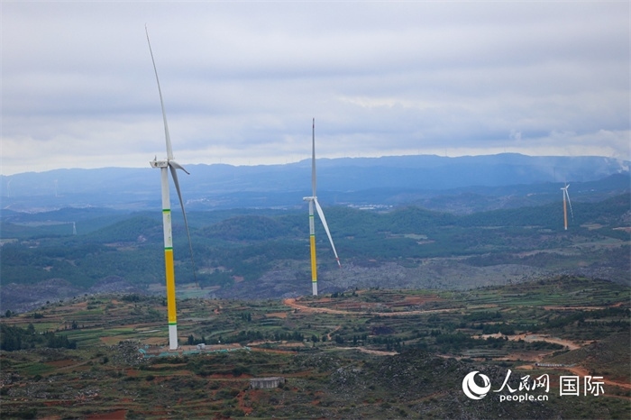 位于云南省曲靖市富源縣的富源西風(fēng)電基地。（人民網(wǎng) 李發(fā)興攝）