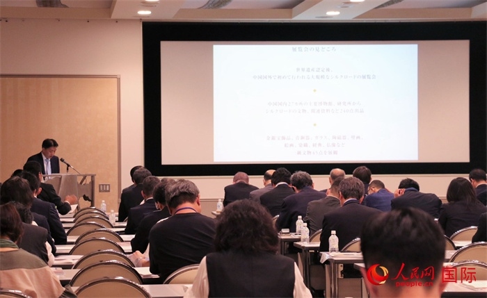 富士美術(shù)館文藝部長平野賢一介紹展覽內(nèi)容。（人民網(wǎng) 許可攝）