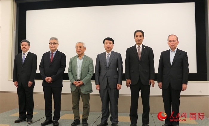 主辦方與嘉賓合影。（人民網(wǎng) 許可攝）