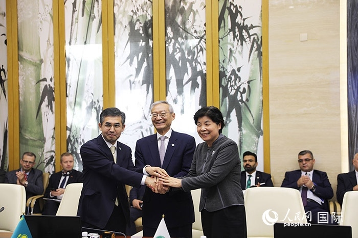 上合組織秘書處、哈駐華使館、上合組織睦鄰友好合作委員會簽署《聯(lián)合行動計劃》。人民網(wǎng) 俄布拉依攝