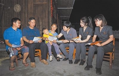 “法治屋場會”上，法院黨員志愿服務(wù)隊在給種植戶普及法律知識。