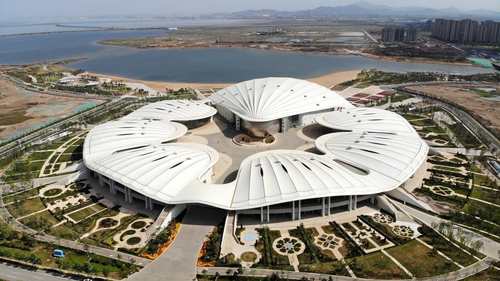 位于中國－上海合作組織地方經(jīng)貿(mào)合作示范區(qū)的青島·上合之珠國際博覽中心。新華社記者 李紫恒 攝