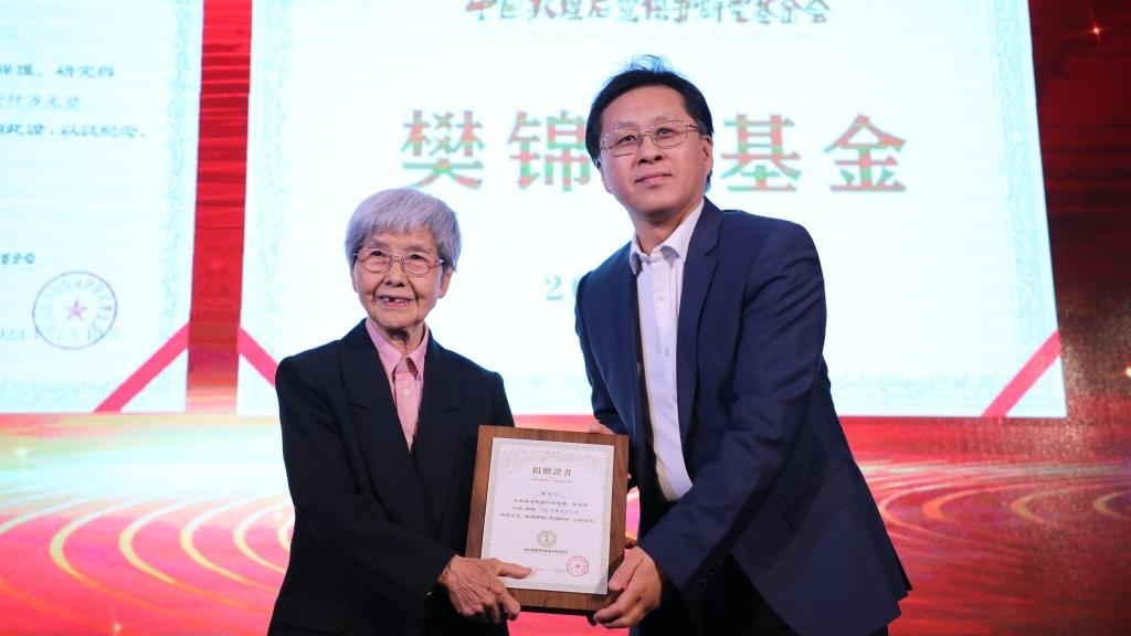 國(guó)家文物局黨組成員、副局長(zhǎng)解冰（右）為樊錦詩(shī)（左）頒發(fā)捐贈(zèng)證書(shū)。新華社記者張睿 攝