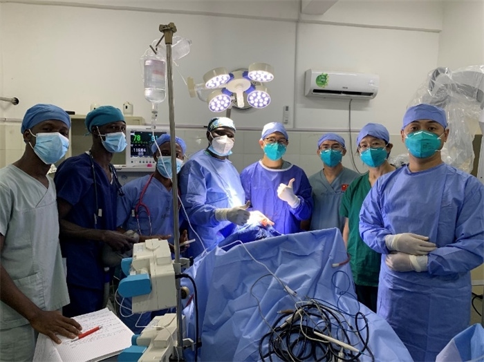 腦膿腫手術(shù)成功，全體參與手術(shù)的醫(yī)務(wù)工作者合影留念。中國第二十九批援幾內(nèi)亞醫(yī)療隊供圖