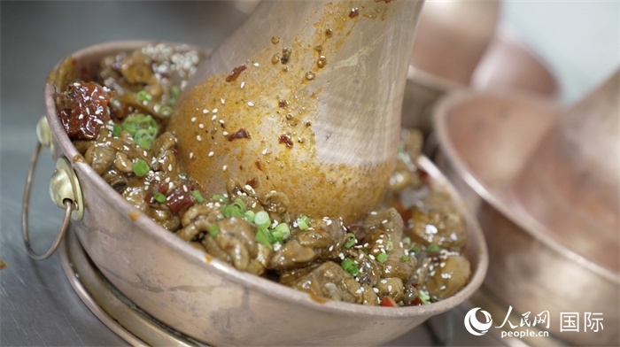 滄州火鍋雞。人民網(wǎng)記者 袁蒙攝