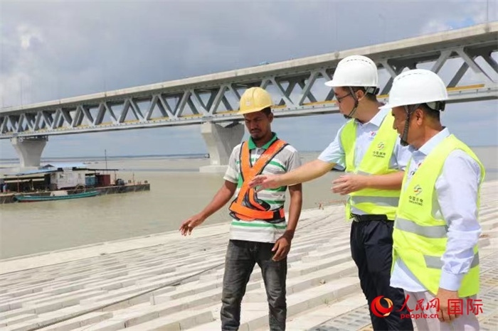 孟加拉國帕德瑪大橋河道整治工程北岸整治區(qū)域長1.5千米，南岸長11.5千米，是目前世界上規(guī)模最大的河道整治工程。人民網(wǎng)記者 孫廣勇攝
