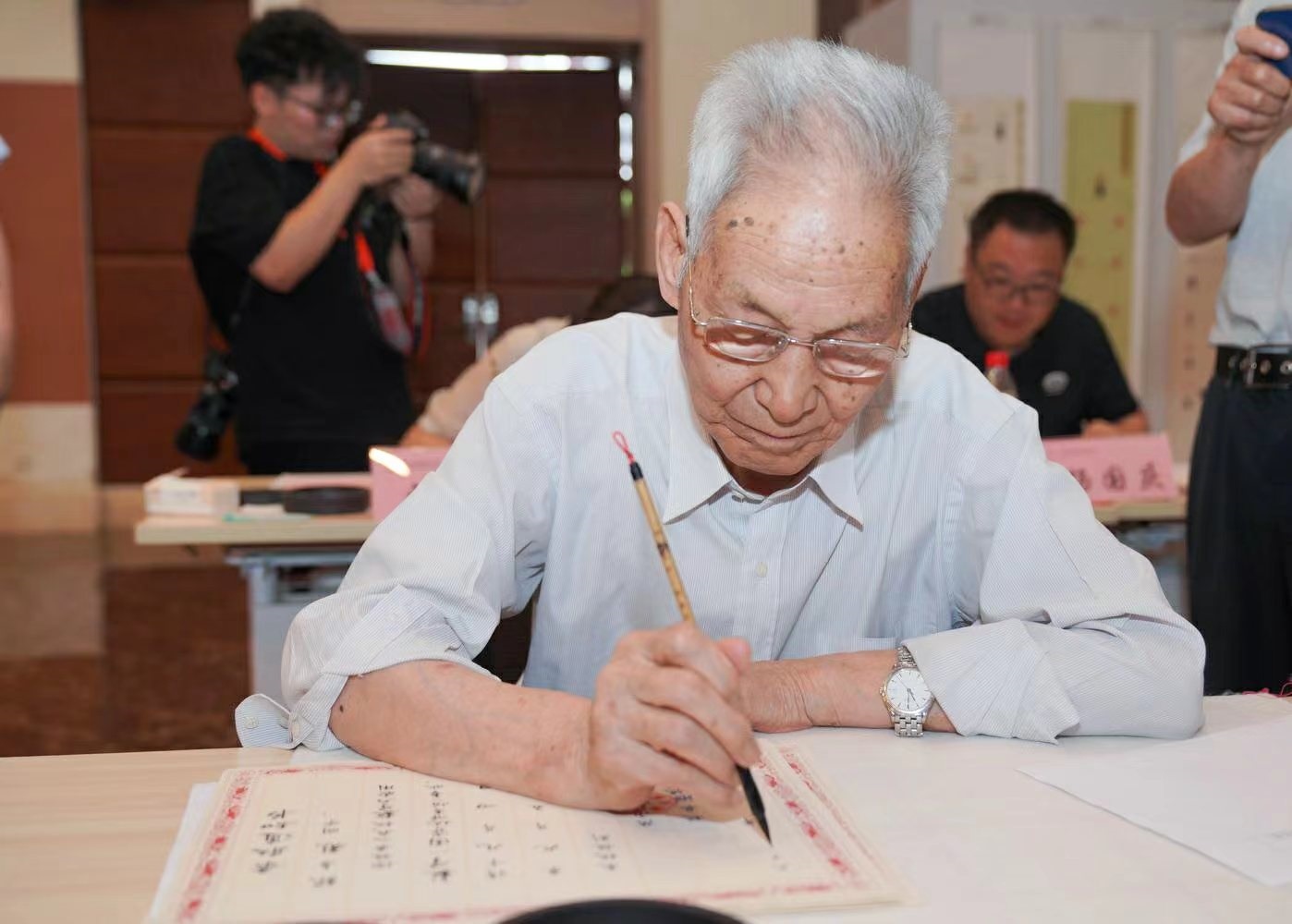 老教授們用毛筆書寫2023級(jí)新生錄取通知書。校方供圖