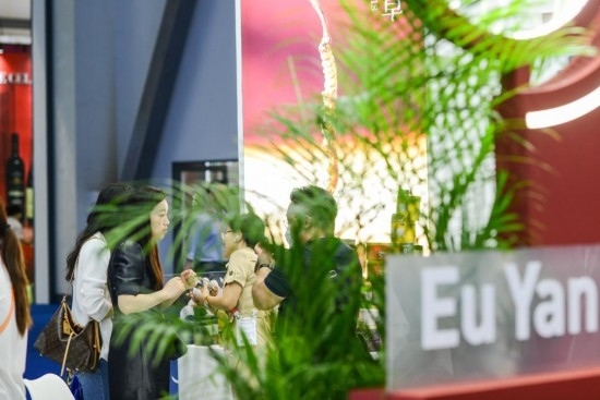 RCEP成員國(guó)企業(yè)亮相第三屆消博會(huì)。2023年4月12日，參觀者在新加坡企業(yè)余仁生的展臺(tái)了解產(chǎn)品。新華社記者王澤聰攝