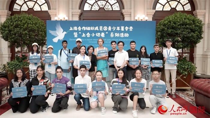 主辦單位為“上合小記者”頒發(fā)證書(shū)。實(shí)習(xí)生 方明軒攝