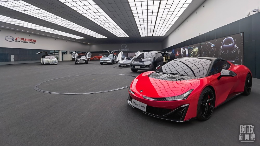 今年4月，習(xí)近平考察廣汽埃安新能源汽車股份有限公司，了解企業(yè)推動(dòng)制造業(yè)高端化、智能化、綠色化等情況。（總臺(tái)央視記者石丞拍攝）