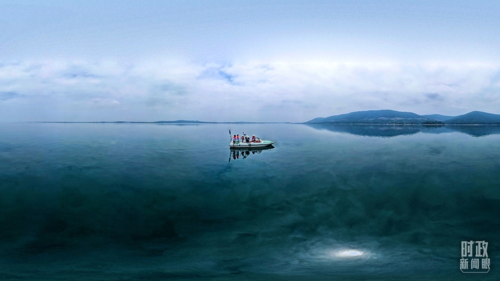 丹江口水庫，工作人員正在采集水樣。（總臺(tái)國廣記者李晉拍攝）