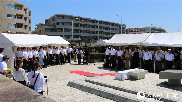 參加紀念活動者全體起立默禱。人民網(wǎng) 許可攝