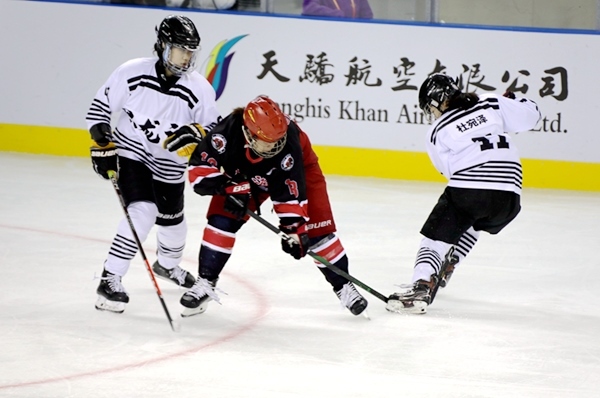 上海隊(duì)田博雅(中)與黑龍江隊(duì)杜宛澤爭(zhēng)搶。人民網(wǎng)記者 胡雪蓉?cái)z