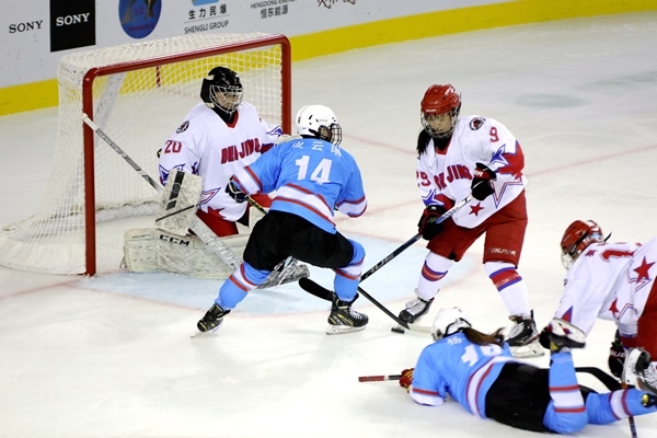 廣東隊(duì)球員與北京隊(duì)球員禁區(qū)混戰(zhàn)。人民網(wǎng)記者 胡雪蓉?cái)z