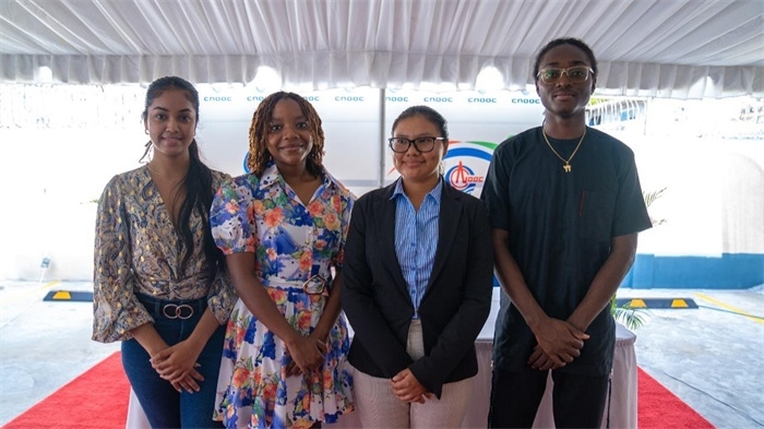 四名獲得中海油獎(jiǎng)學(xué)金的學(xué)生合影。中海油圭亞那有限公司供圖