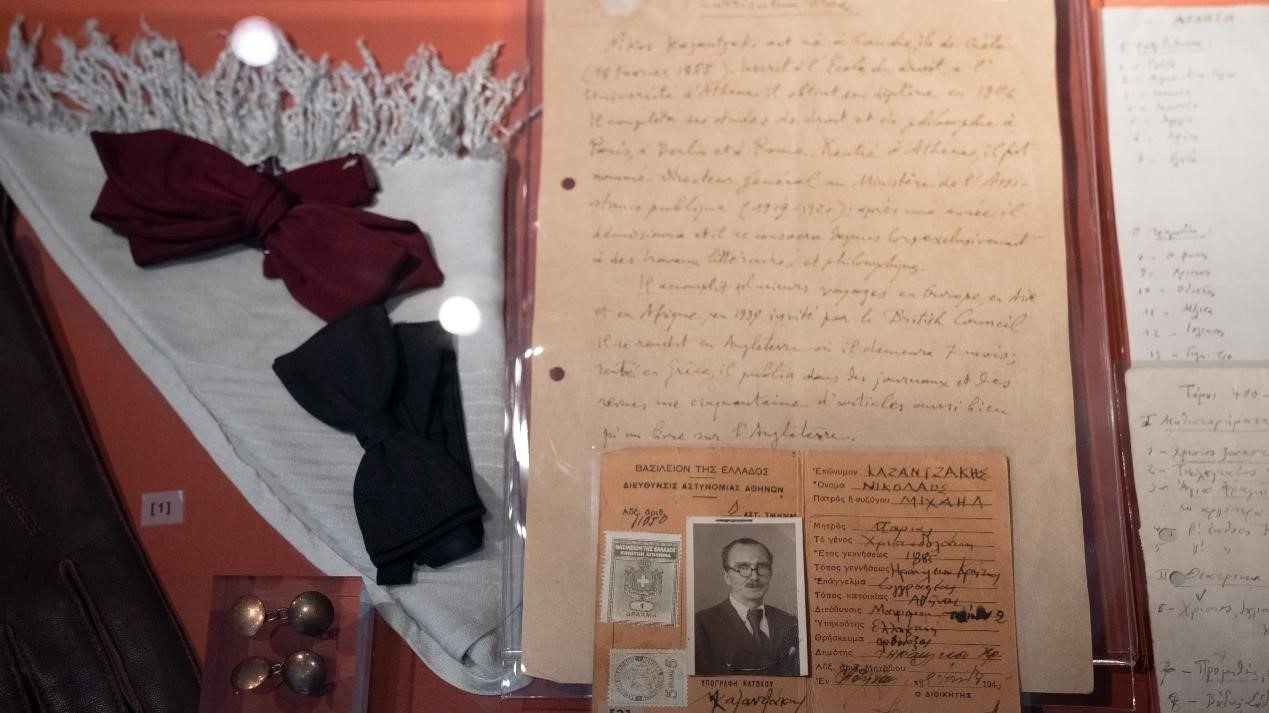 卡贊扎基斯的法語(yǔ)簡(jiǎn)歷。人民網(wǎng)記者 葛泰佚攝