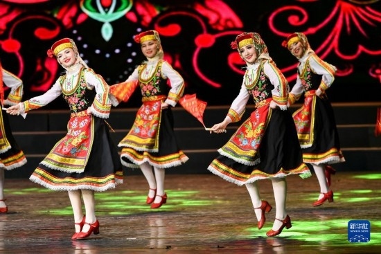 7月21日，哈薩克斯坦薩爾塔納國(guó)家舞蹈團(tuán)的演員在演出。