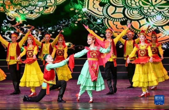 7月21日，哈薩克斯坦薩爾塔納國(guó)家舞蹈團(tuán)的演員在演出。