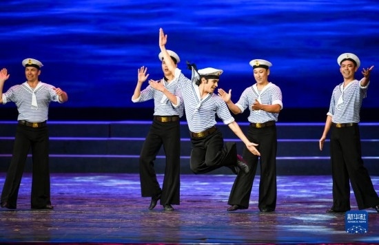 7月21日，哈薩克斯坦薩爾塔納國(guó)家舞蹈團(tuán)的演員在演出。