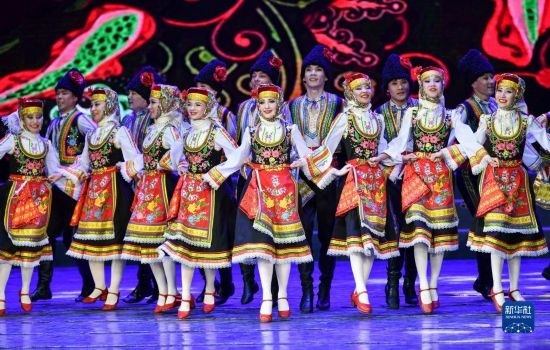 7月21日，哈薩克斯坦薩爾塔納國(guó)家舞蹈團(tuán)的演員在演出。